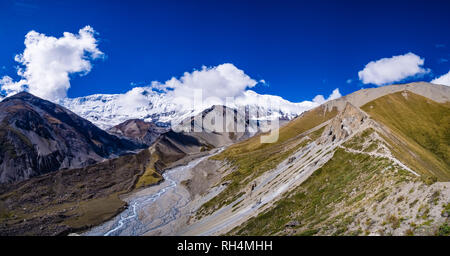 Trail, die den oberen Marsyangdi Tal zum Tilicho Base Camp, die schneebedeckten Gipfel der Annapurna in Wolken im distancevalley Stockfoto