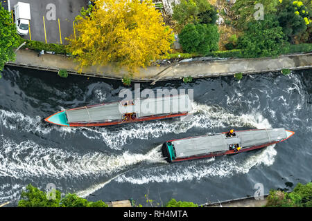 Luftaufnahme von zwei Wasser Busse jeder sonstigen Weitergabe ein Kanal in Bangkok. Stockfoto