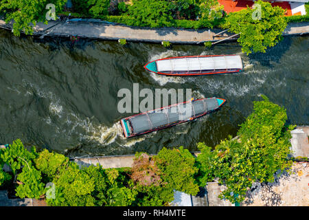 Luftaufnahme von zwei Wasser Busse jeder sonstigen Weitergabe ein Kanal in Bangkok. Stockfoto