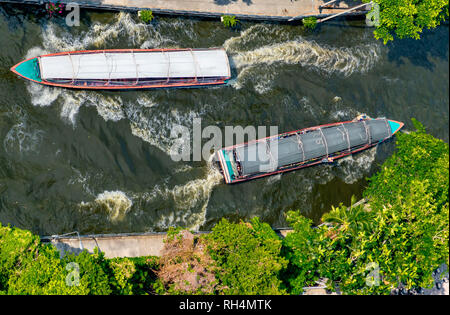 Luftaufnahme von zwei Wasser Busse jeder sonstigen Weitergabe ein Kanal in Bangkok. Stockfoto