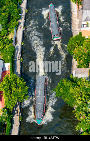 Luftaufnahme von zwei Wasser Busse jeder sonstigen Weitergabe ein Kanal in Bangkok. Stockfoto