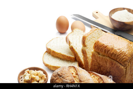 Bäckerei - Brot und andere Zutat auf weißem Hintergrund Stockfoto