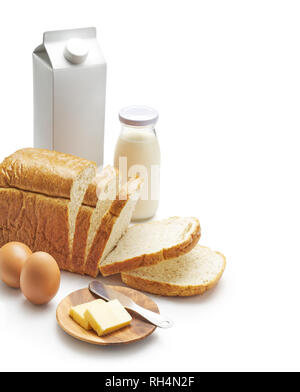 Frühstück - Brot, mlik, Ei und Butter auf weißem Hintergrund Stockfoto