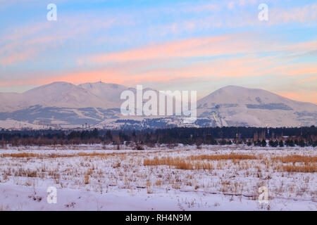 Schöne Sicht auf die Berge palandoken während rosa Sonnenuntergang in Erzurum, Türkei Stockfoto