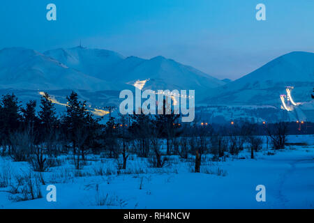 Palandoken Berg mit Ski Resort Lichter in der Nacht in Erzurum, Türkei Stockfoto