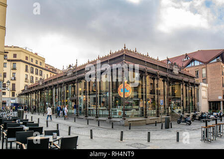 Madrid, Spanien; Mai 2015: Einheimischen und Touristen von San Miguel Markt (Mercado San Miguel) im Stadtzentrum von Madrid. Stockfoto