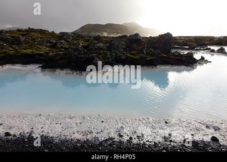 Blue Lagoon, einem geothermischen Spa im Südwesten von Island in einem Lavafeld in der Nähe von Grindavík auf der Halbinsel Reykjanes. Stockfoto