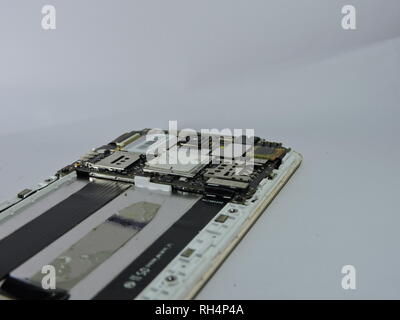 Open Mobile Phone mit Bildschirm und Motherboard Chipsatz Stockfoto