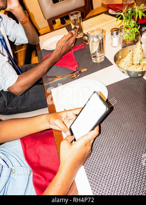 Junge Mann Frau erwachsene Schüler Paar. Menschen, Kommunikation und Technologie. In der Nähe von Paar oder Freunde mit Smartphones an Res Stockfoto