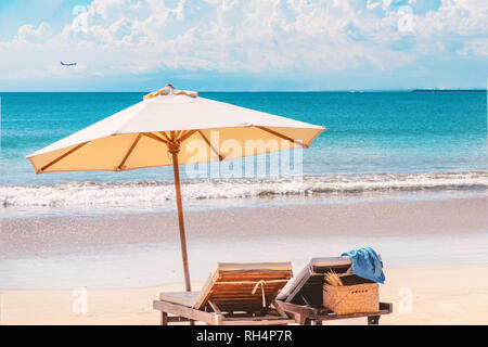 Erstaunliche Meer Landschaft, romantische Paradise, Urlaub Hintergrund - zwei Liegestühle unter Zelt am Strand. Ideal Tropic Exotic Urlaub. Stockfoto