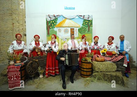 Menschen in traditionellen ukrainischen Kleidung spielen folk Instrumente auf eine Halle. Outlook World Culture Festival. Oktober 27, 2018. Kiew, Ukraine Stockfoto