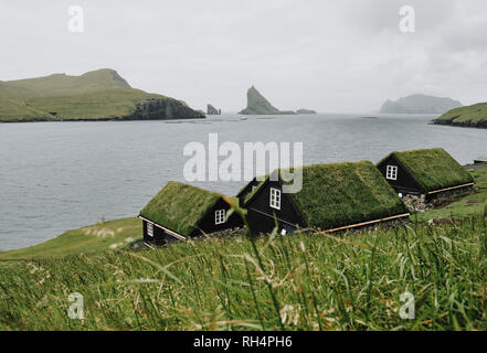 Rasen überdacht Holiday Cottages mit Blick auf Mykines auf Vagar auf den Färöern. Stockfoto