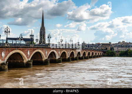Pont de Pierre in Bordeuax gegen Stadtbild einen sonnigen Tag des Sommers Stockfoto