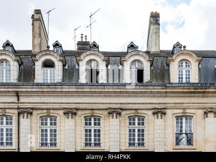 Detail der Fassade und im Dachgeschoss des alten Wohnhauses in Rennes Stockfoto