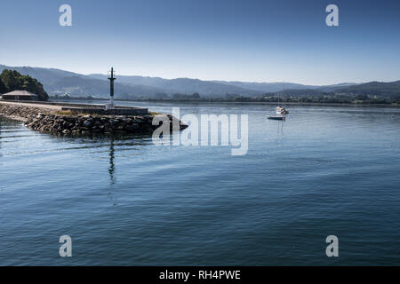 Rundumleuchte am Eingang zum Hafen von Las Cabezas de san Juan, Rias Altas, Galizien, Spanien Stockfoto