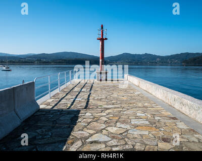 Rundumleuchte am Eingang zum Hafen von Las Cabezas de san Juan, Rias Altas, Galizien, Spanien Stockfoto