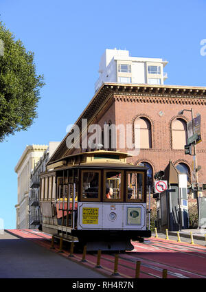 USA, Kalifornien, San Francisco: Seilbahn in der abschüssigen Straßen der Stadt Stockfoto