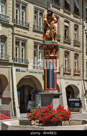 Simsonbrunnen oder Samson-brunnen stellt die biblische Geschichte von Samson Tötung ein Löwe in Bern, Schweiz. Stockfoto