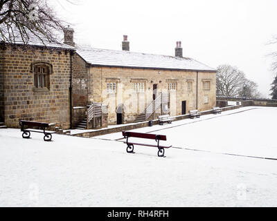 Eine leichte Schneedecke am Courthouse Museum im Schlosspark in Knaresborough North Yorkshire England Stockfoto