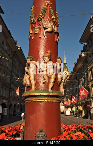 Detail der bunten Säule und Zeichen schmücken die mittelalterlichen Pfeiferbrunnen Brunnen in Bern, Schweiz Stockfoto