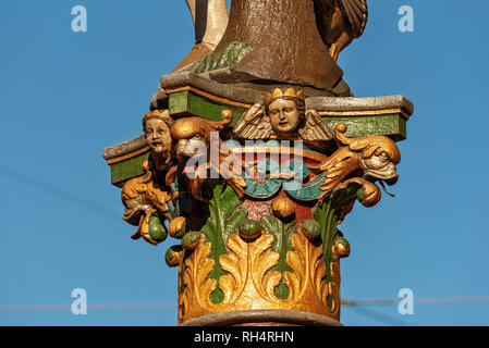 Detail der bunten Säule und Zeichen schmücken die mittelalterlichen Pfeiferbrunnen Brunnen in Bern, Schweiz Stockfoto