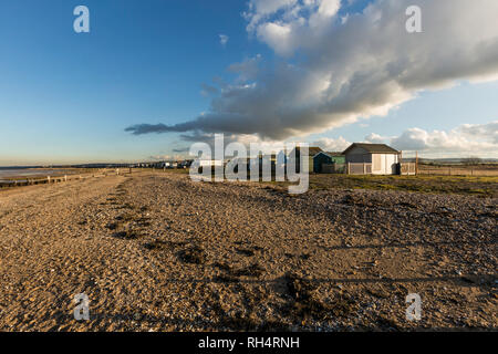 Große Wolken über dem Strand Hütten am Seasalter, Whitstable, Kent, Großbritannien. Stockfoto