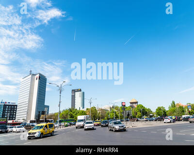 Bukarest, Rumänien - 16. APRIL 2016: Rush Hour Traffic auf dem Siegesplatz, großen Kreuzung in der Innenstadt von Bukarest über einige der wichtigsten Straßen Calea V Stockfoto