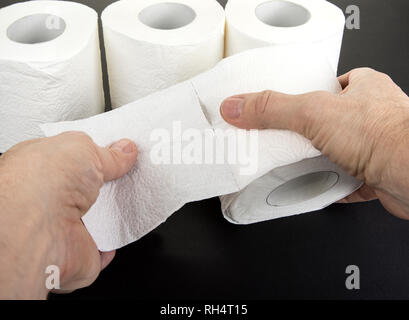 Zwei Hände hoch reißen wc Papier Stockfoto