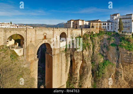 RONDA ANDALUSIEN SPANIEN BLICK ÜBER DIE Puente Nuevo Brücke über die Schlucht El Tajo und GUADALEVIN FLUSS Stockfoto