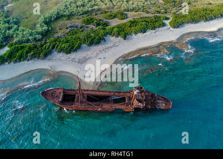 Luftaufnahme von schiffbruch Dimitrios (ehemals Klintholm) in Gythio Peloponnes in Griechenland Stockfoto
