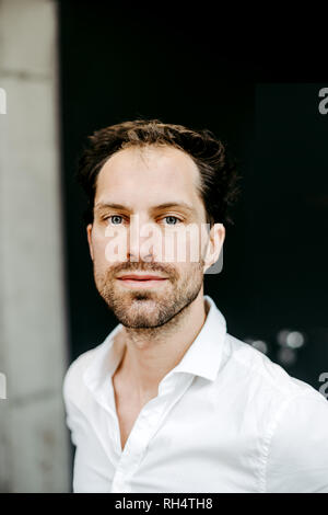 Portrait von zuversichtlich kaukasischen Geschäftsmann Stockfoto