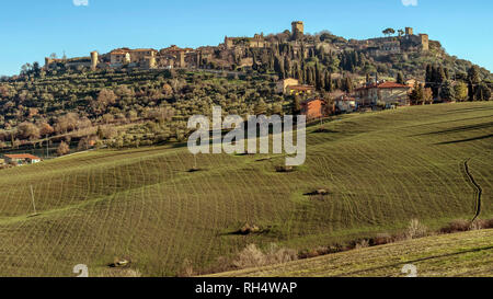 Panoramablick auf die schöne mittelalterliche Dorf von Monticchiello, Siena, Toskana, Italien Stockfoto