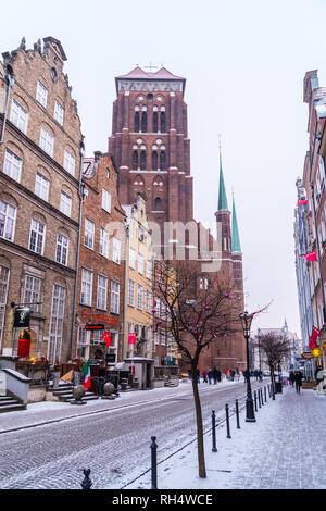 Die Basilika St. Maria Kathedrale, Ulica Mariacka, (St. Mary's Street) im Schnee Danzig, Polen Stockfoto