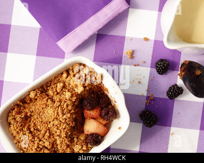 Blackberry und Apfelkuchen mit Vanillesauce Stockfoto