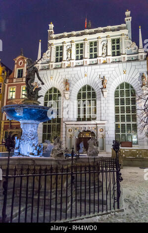 Niederländischen Manierismus Fassade des Dwor Artusa, Arthur's Court, 1717, von Abraham van den Verstopf t, und Neptun Brunnen, Długi Targ, Danzig, Polen Stockfoto