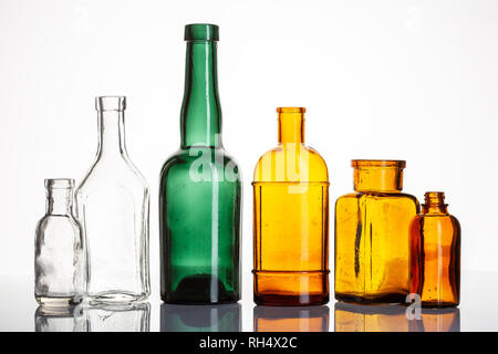 Gruppe der alten Medizin Flaschen. Vintage Drogerie oder Apotheke Flaschen auf weißem Hintergrund Stockfoto