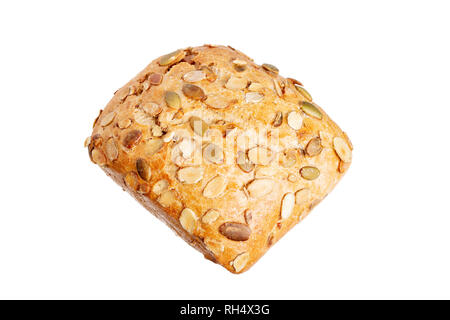 Brot mit Kürbiskernen auf weißem Hintergrund. Rollen in Scheiben geschnitten Stockfoto