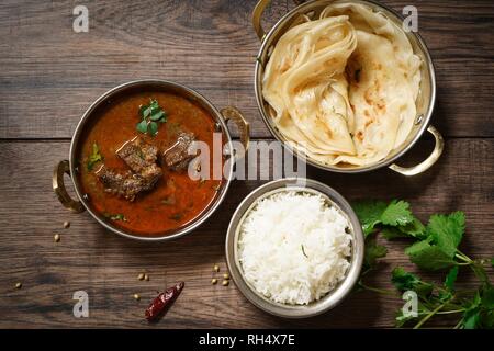 Ziege oder Schaf Mutton Curry mit Reis nd Roti/Indisches essen Konzept Stockfoto