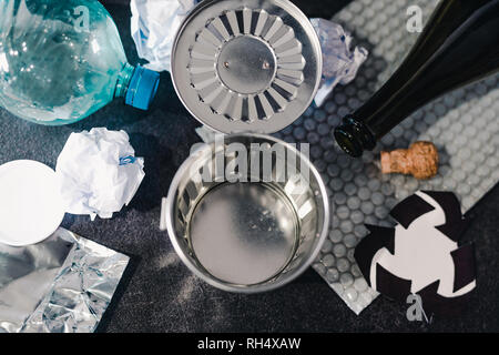 Öffnen Sie "Papierkorb leeren" können durch wiederverwendbare Abfälle Materialien wie Kunststoff, Papier und Glas mit Papierkorb Symbol, das Konzept der Verringerung der Schäden an der Enviro umgeben Stockfoto