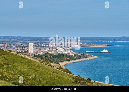 Ein Luftbild der Stadt Eastbourne an der englischen Südküste. Stockfoto