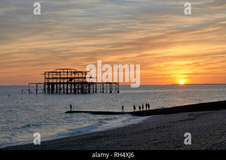 Die Ruinen von West Pier von Brighton gegen die untergehende Sonne. Stockfoto