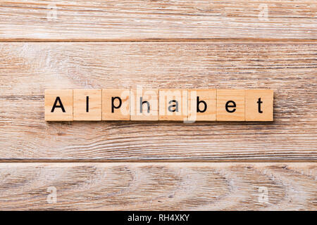 Alphabet Wort auf Holz Block geschrieben. alphabet Text auf Holz- Tabelle für Ihr Design, Konzept. Stockfoto