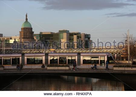 Blick von einer Brücke im Stadtzentrum von Dublin mit Verkehr Stockfoto
