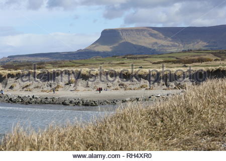 Ein Blick auf den Ben Bulben in Sligo, Irland an einem schönen Tag Stockfoto