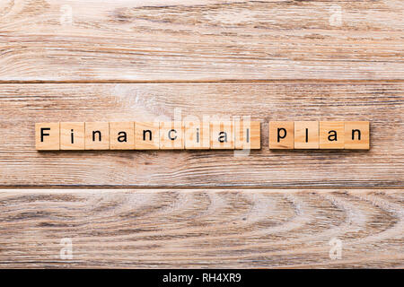 Finanzplan Wort auf Holz Block geschrieben. finanziellen Plan text auf Holz- Tabelle für Ihr Design, Konzept. Stockfoto