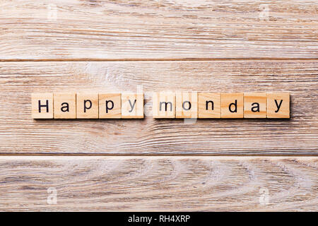 Glücklicher Montag Wort auf Holz Block geschrieben. Glücklicher Montag text auf Holz- Tabelle für Ihr Design, Konzept. Stockfoto