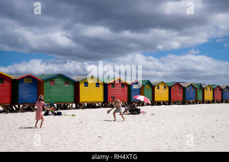 Kapstadt, Südafrika - Januar 9, 2019: die Menschen spielen Beach Tennis am Strand von Muizenberg mit seinen bunten Baden Häuser. Stockfoto