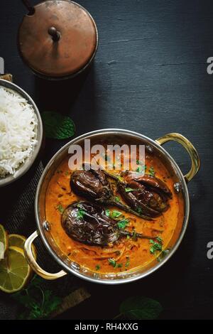 Dahi Baingan/Aubergine Joghurt Curry mit Reis serviert beliebte Gericht fromIndia Odia Stockfoto