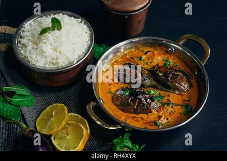 Dahi Baingan/Aubergine Joghurt Curry mit Reis serviert beliebte Gericht fromIndia Odia Stockfoto