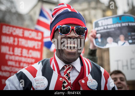 Pro- und Anti-Brexit Demonstranten sammeln und außerhalb des Parlaments Gebäude in Westminster, London protestieren. Stockfoto